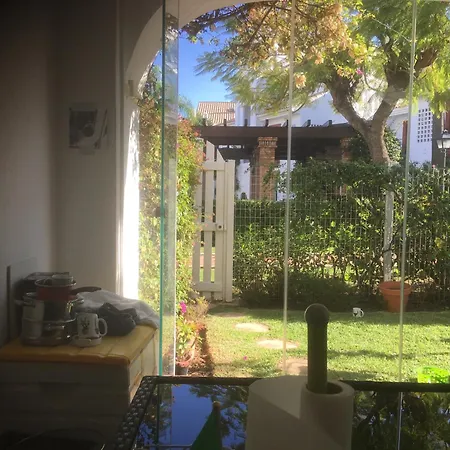 2 Bed - Sleeps 4 - Pool Patio Garden דירה מארבלה