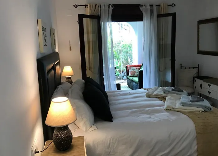 2 Bed - Sleeps 4 - Pool Patio Garden * Marbella